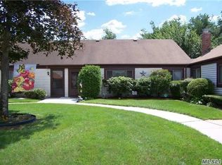 30 Monet Ct, Middle Island, NY 11953