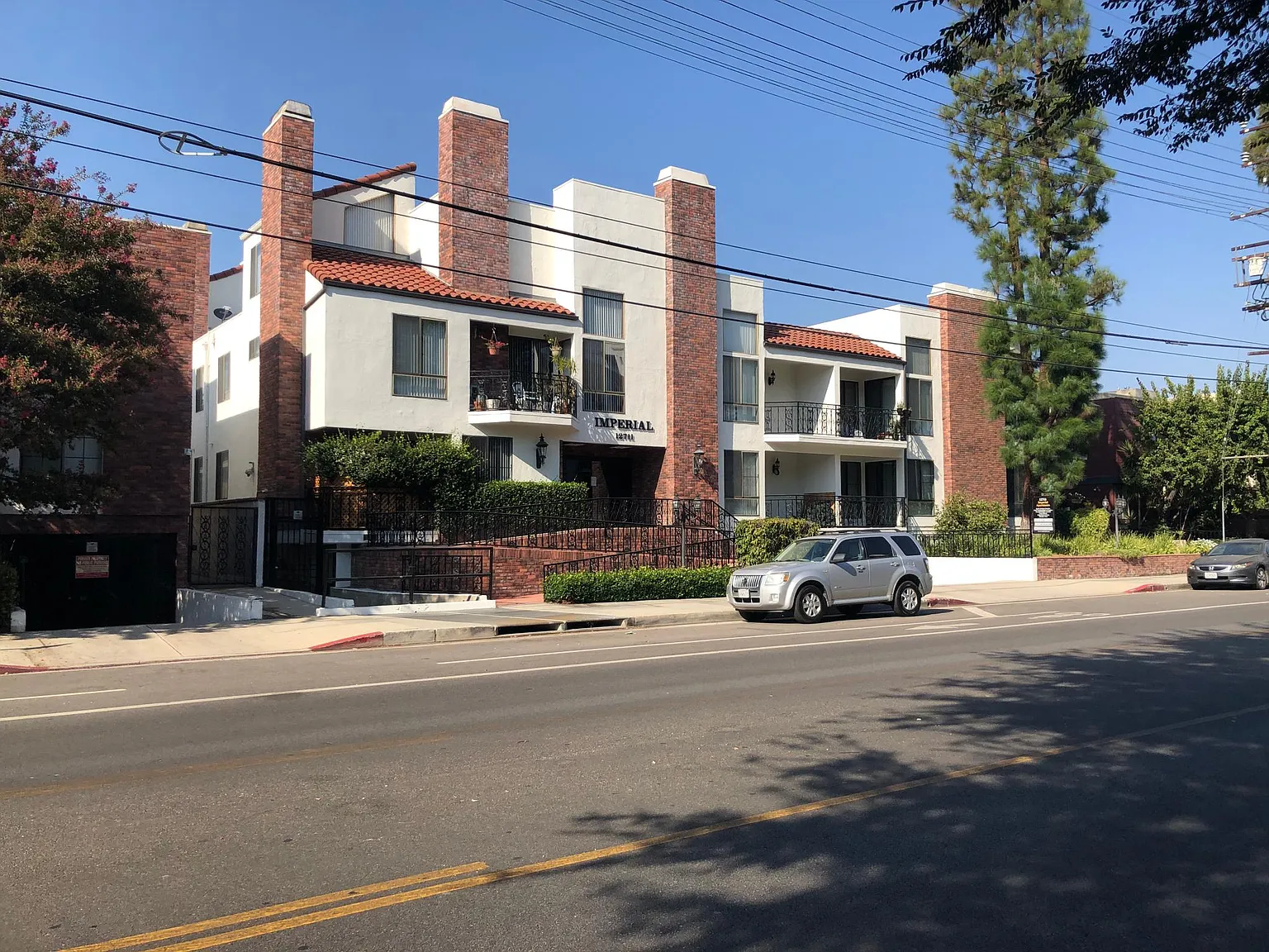 Imperial Apartments — Photo 2