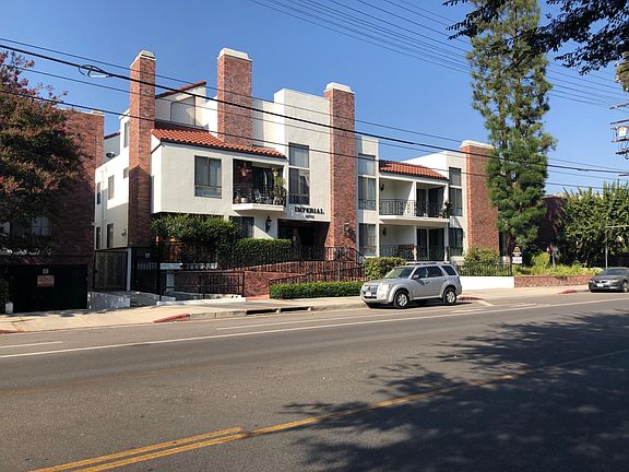 2nd image of 12711 Moorpark St #204