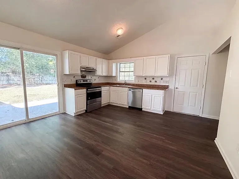 2028 Larson Ln — Photo 1