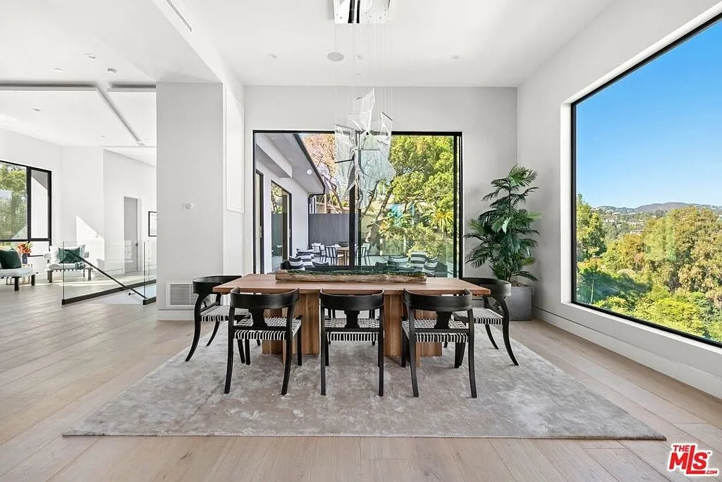 5 bed, 8500 sqft, $62,000 — Photo 4