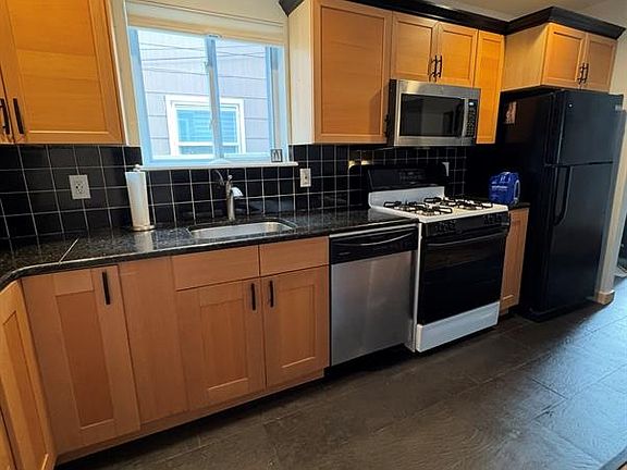 4th image of 717 E Walnut St Floor 1