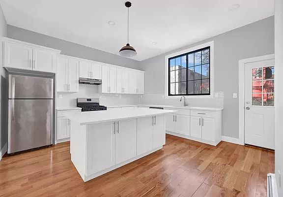 4th image of 238 Hinsdale St