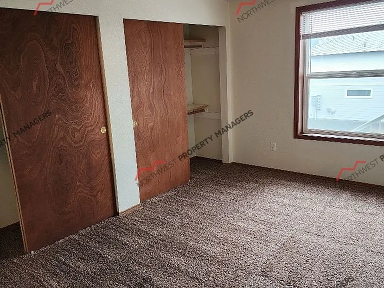 1910 Ahlers Ave — Photo 12