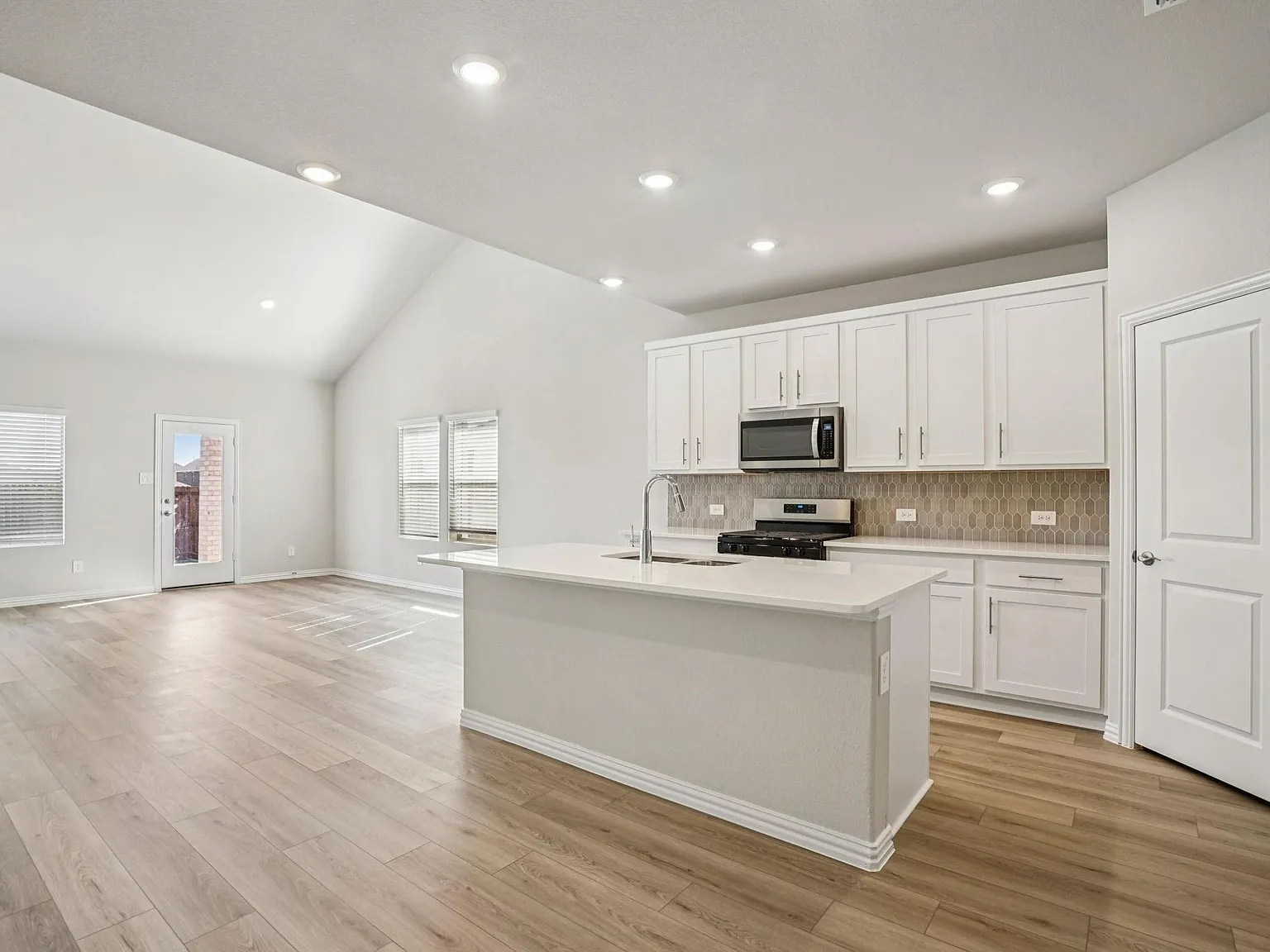 5 bed, 3060 sqft, $3,550 — Photo 3