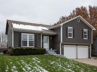 828 NE Aaron Dr, Lees Summit, MO 64086