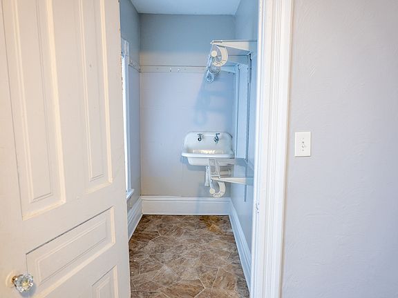 4th image of 511 N Ave Ne Unit 2