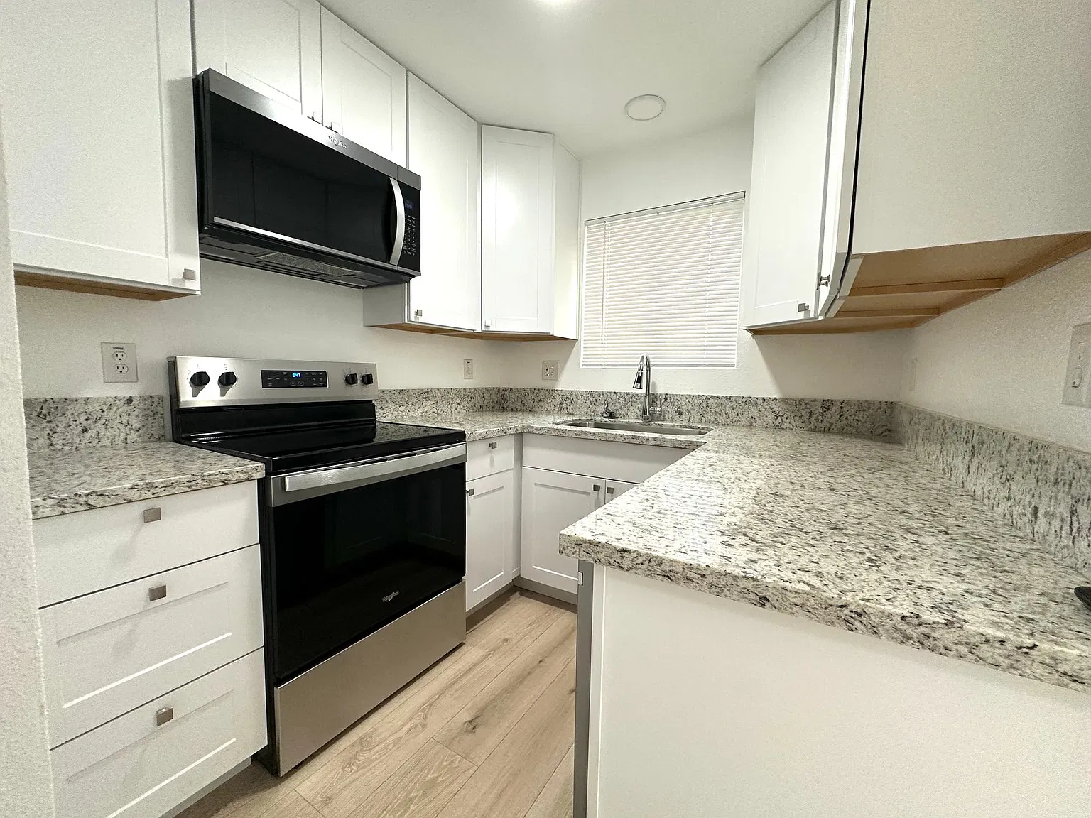 Newly Remolded townhouse with attached two car garage — Photo 1