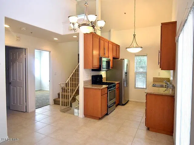 2 bed, 1078 sqft, $3,300 — Photo 3