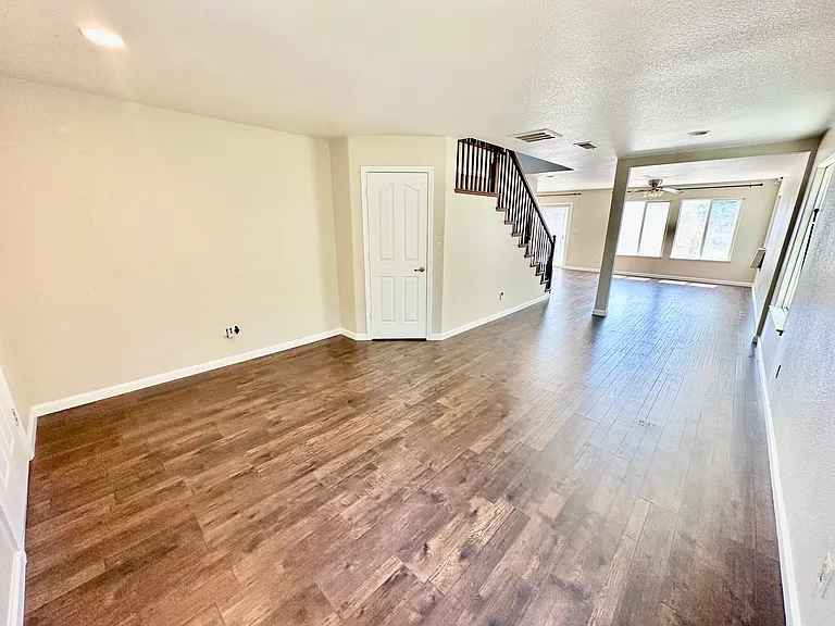 866 Papaya St — Photo 3