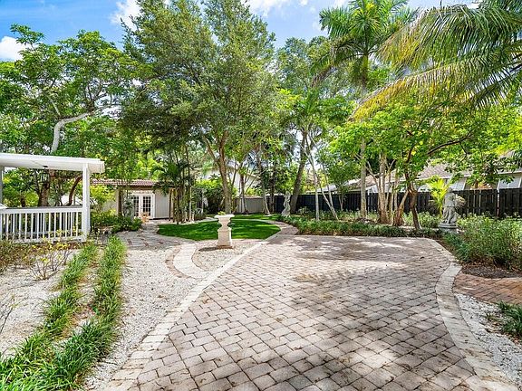 4th image of 1425 SW 8th Court