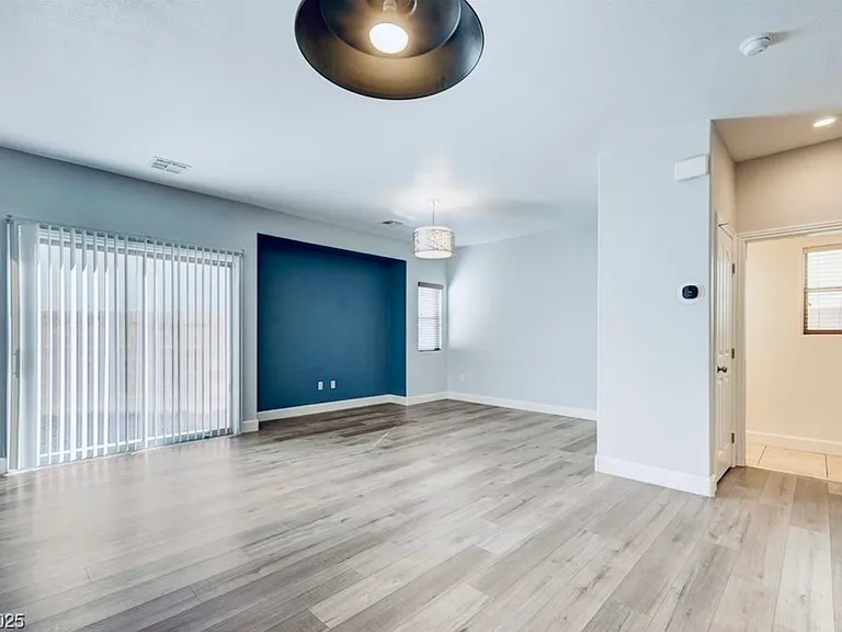 128 Tilbury Ave — Photo 8