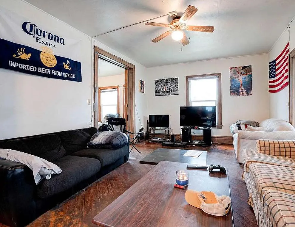 4 bed, 1.5 bath, 1979 sqft, $2,892 — Photo 3