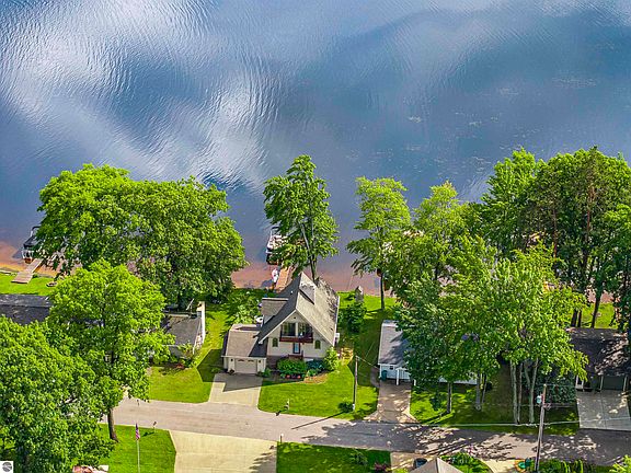 2nd image of 225 W Lake Dr