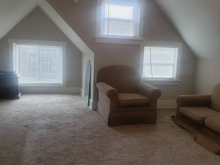 324 W 8th St — Photo 16