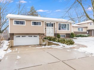 1615 N Burning Bush Ln, Mount Prospect, IL 60056
