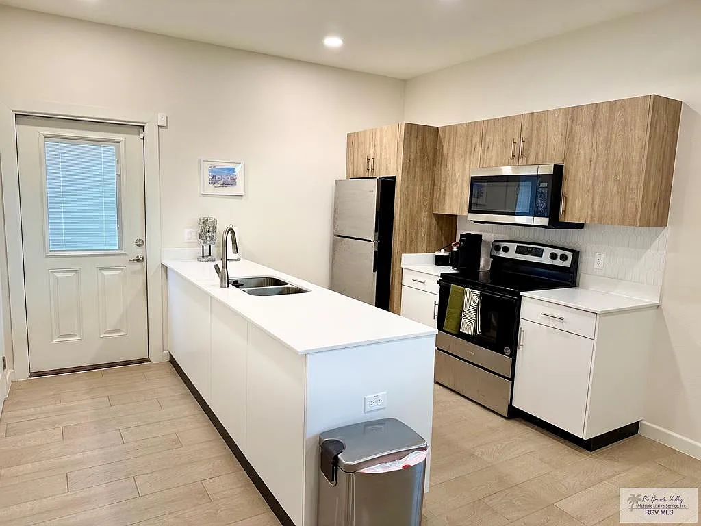 3 bed, 2.0 bath, 1066 sqft, $1,250 — Photo 3