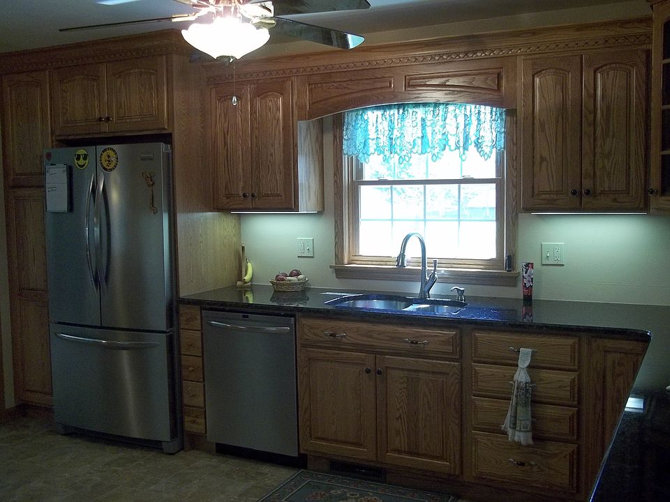 2nd image of 832 N Pine River St