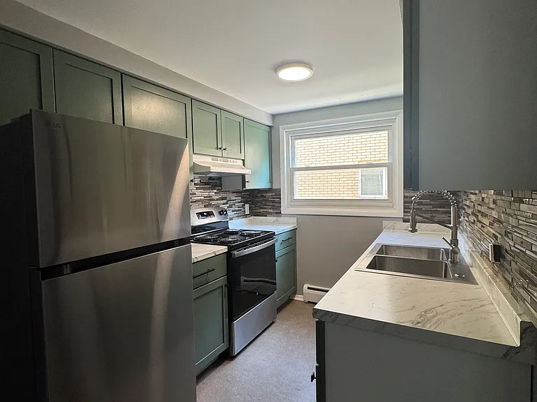 246 Montrose Ave #2 — Photo 8