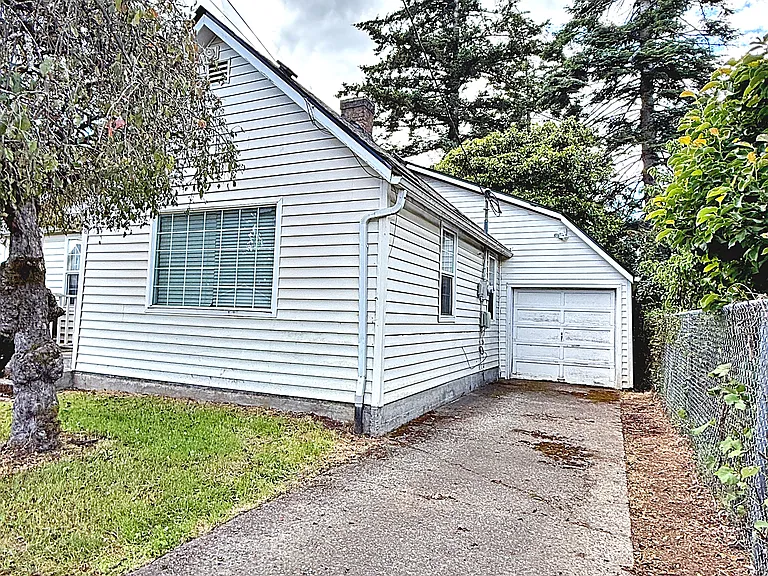 905 NE 94th Ave — Photo 3
