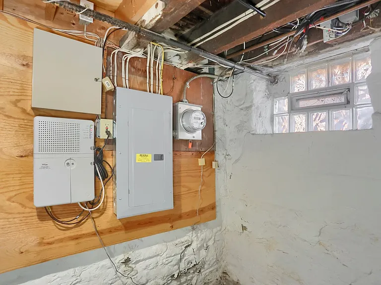 2810 Sarah Street — Photo 13