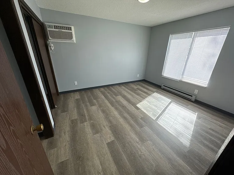 1050 Grand Ave — Photo 9