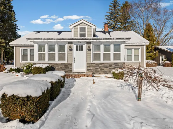 3724 Shorewood Rd, Lakeport, MI 48059