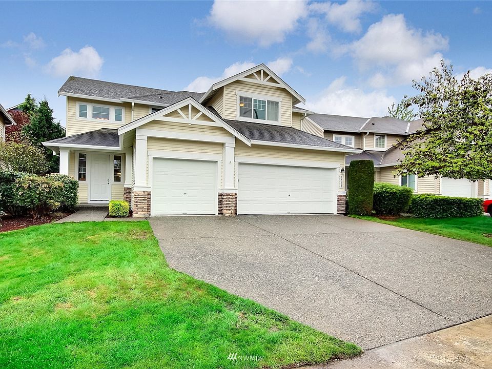 Wonderful 2 story home in the Evergreen neighborhood of Lakeland. 4 bedrooms, 2.75 baths, living room, dining room, family room, 3 car garage, walking distance to shopping, restaurants, parks & schools