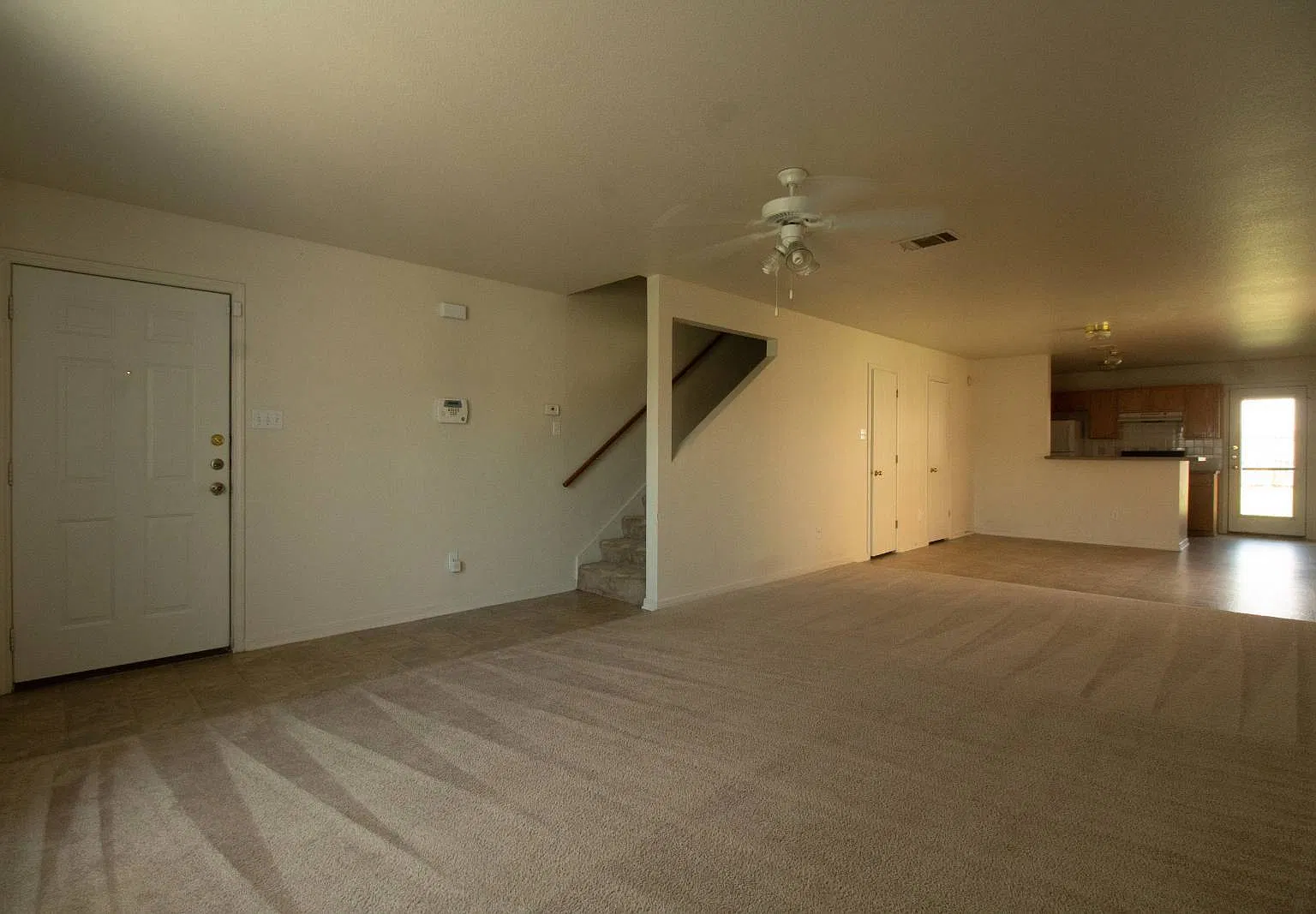 102 E Robin Ln — Photo 4