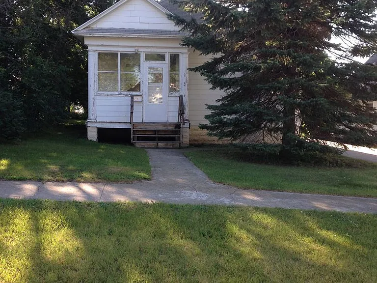 308 4th St SE — Photo 1