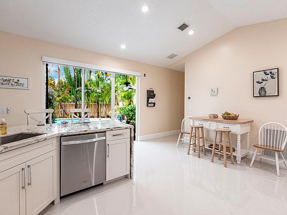 4th image of 905 Carlee Cir