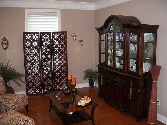 Sitting area with Crown Molding