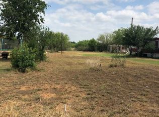 110 E Colunga St, Dilley, TX 78017