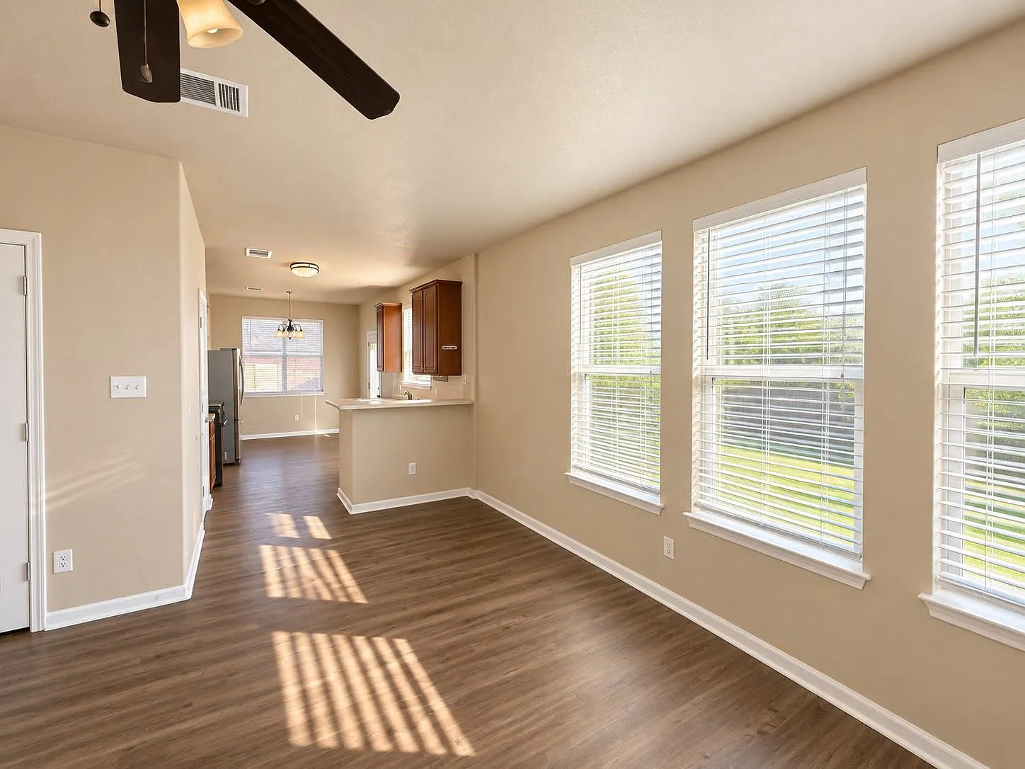4 bed, 2.5 bath, 2277 sqft, $2,100 — Photo 3