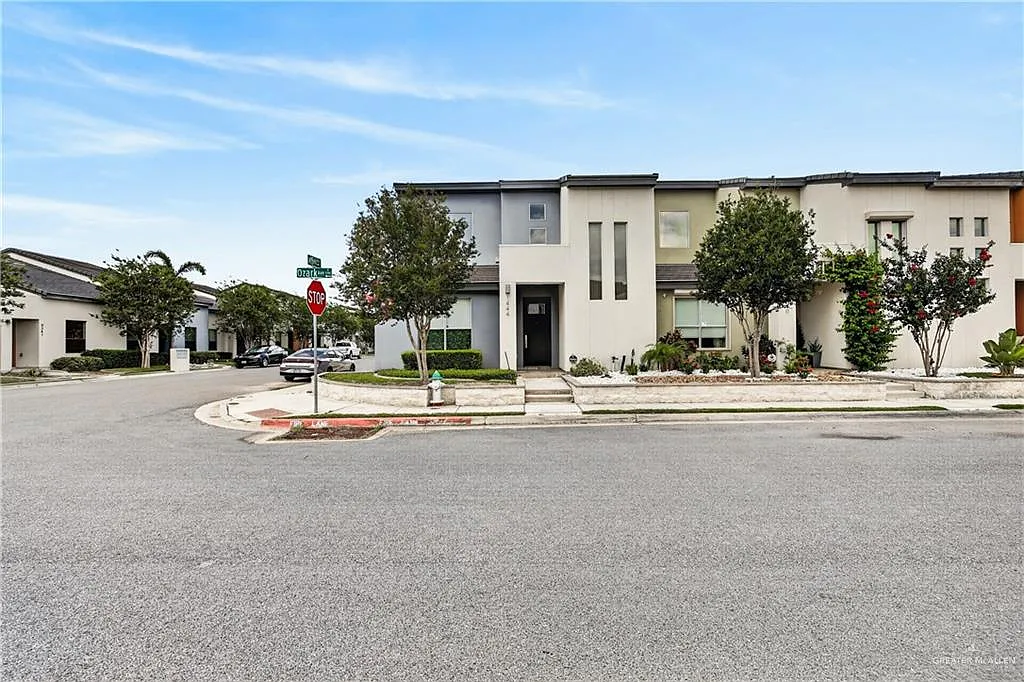 3 bed, 3.5 bath, 2524 sqft, $2,500 — Photo 2