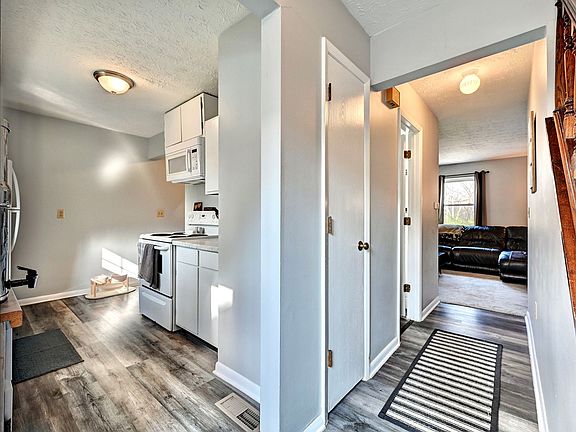 4th image of 13 Airview Dr #B