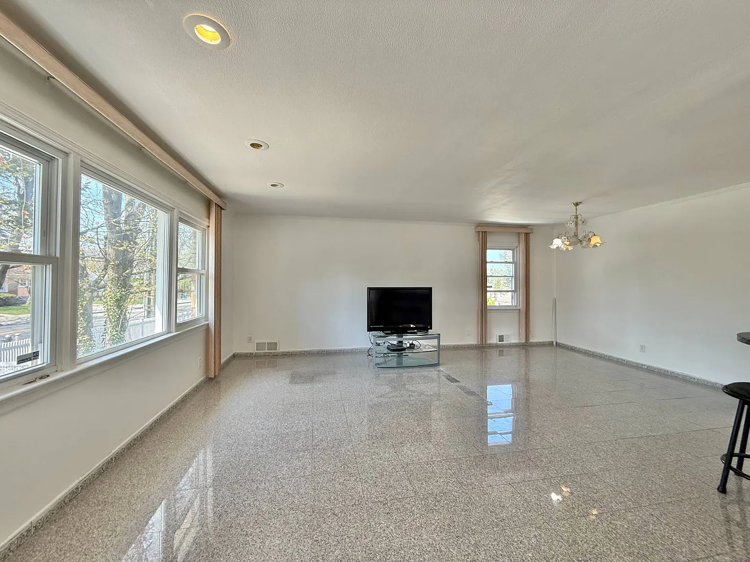3 bed, 3.0 bath, 995 sqft, $5,000 — Photo 2