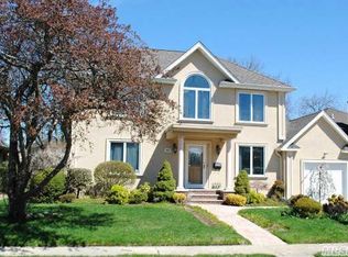 537 Surrey Pl, Oceanside, NY 11572