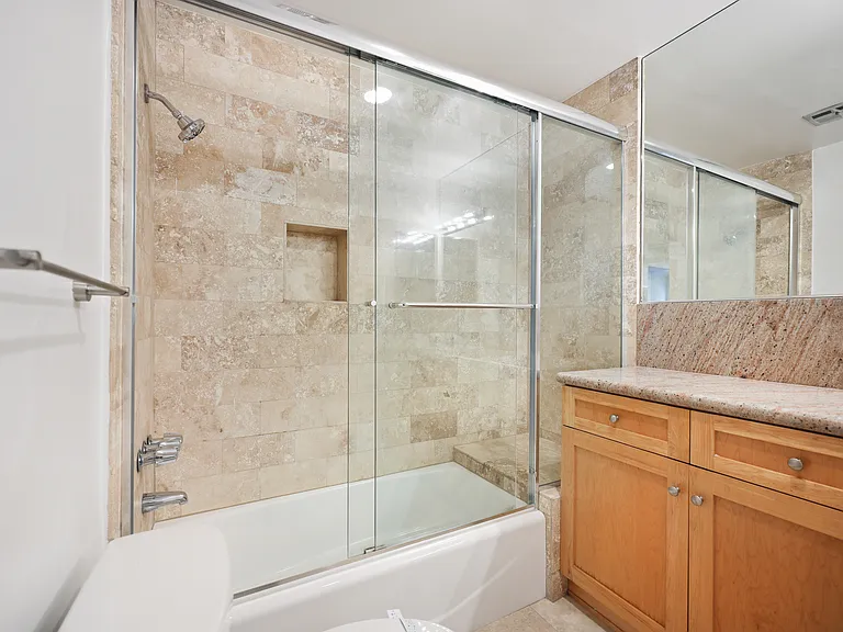 616 N Flores — Photo 22