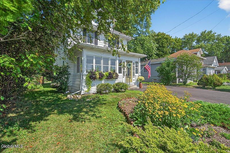 4th image of 643 Delaware Avenue