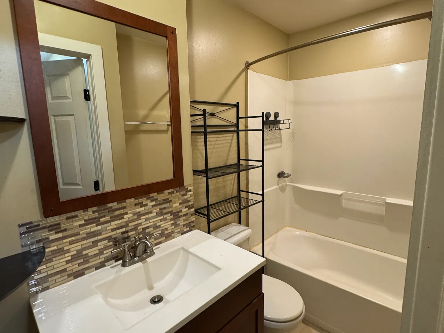 3 bed, 1200 sqft, $2,000 — Photo 2
