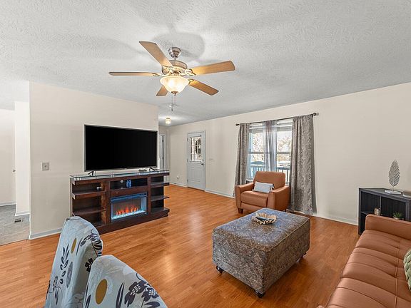 5th image of 36 E Plainview Drive