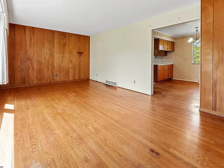 665 Killarney Dr — Photo 4
