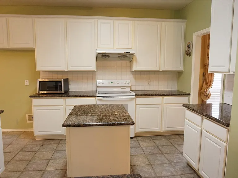 2114 Madewood Dr — Photo 7