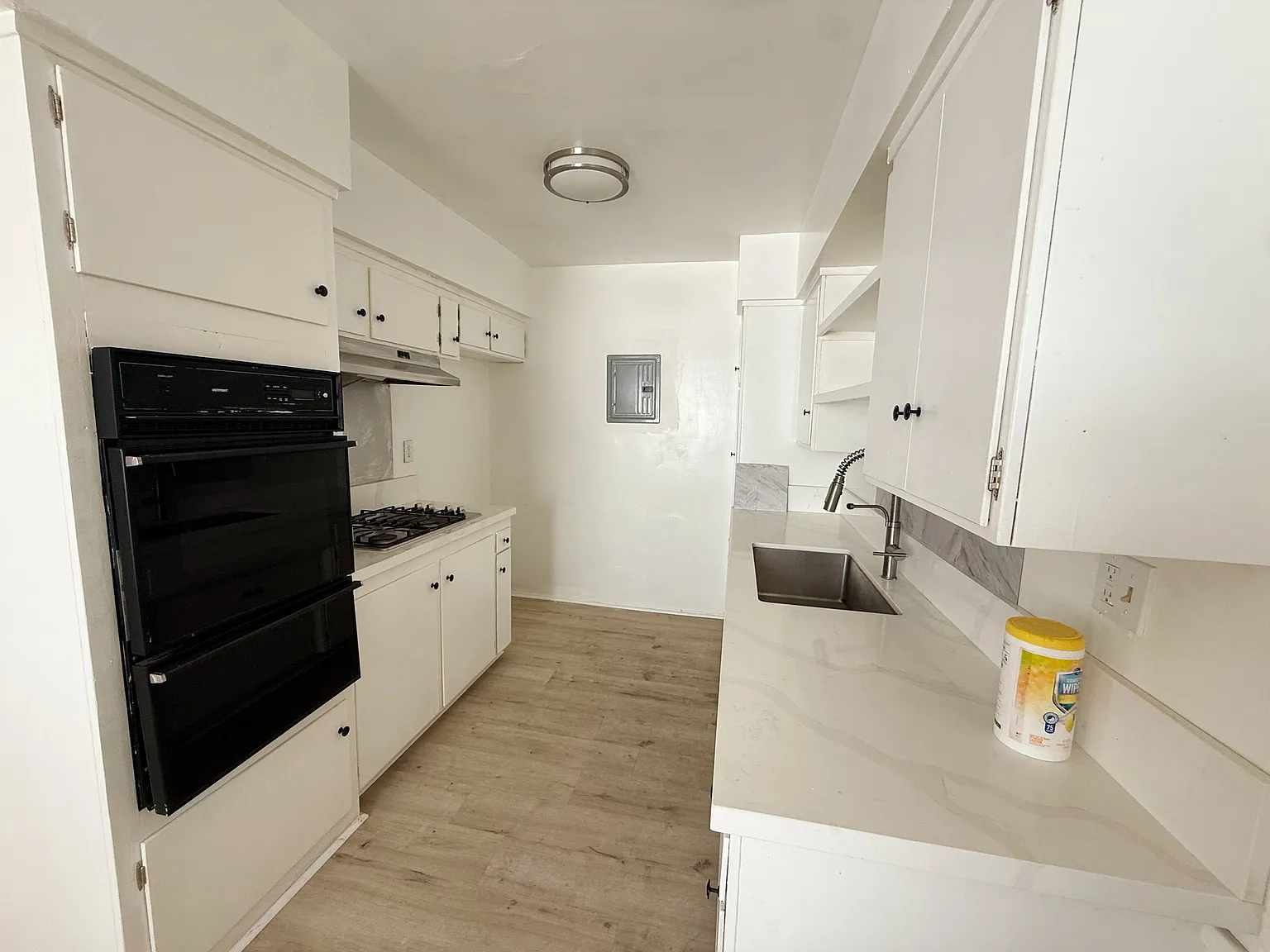 2 bed, 861 sqft, $2,300 — Photo 3