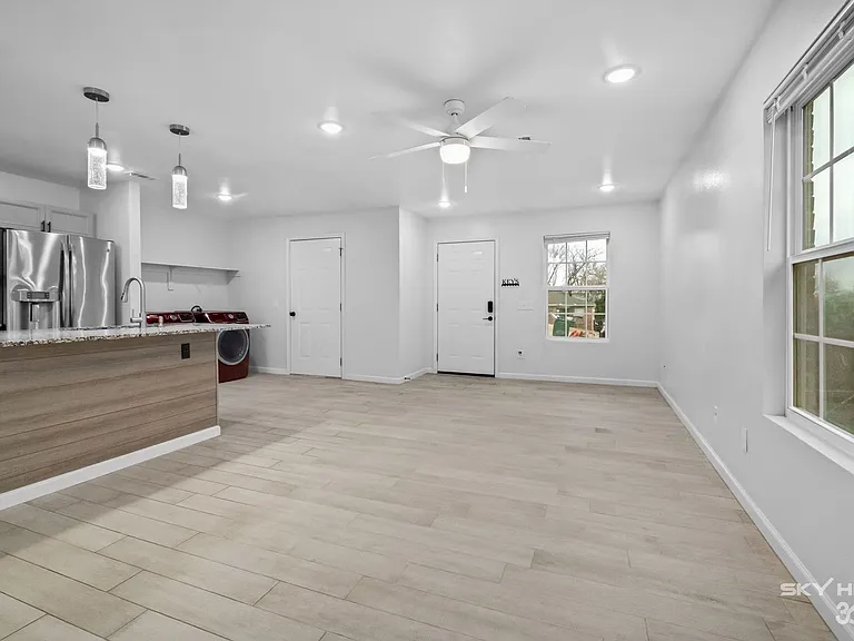 731 S Erika Ave — Photo 5