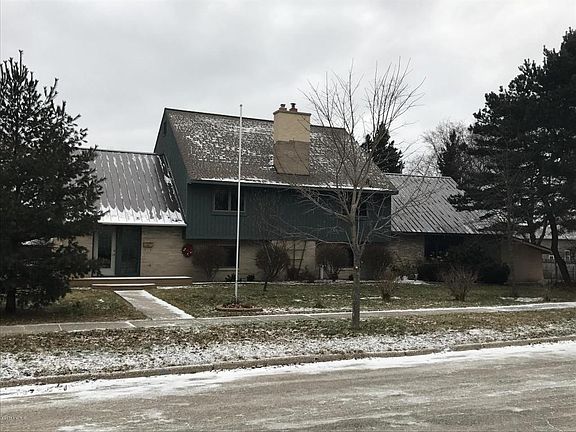 3rd image of 601 E Court St