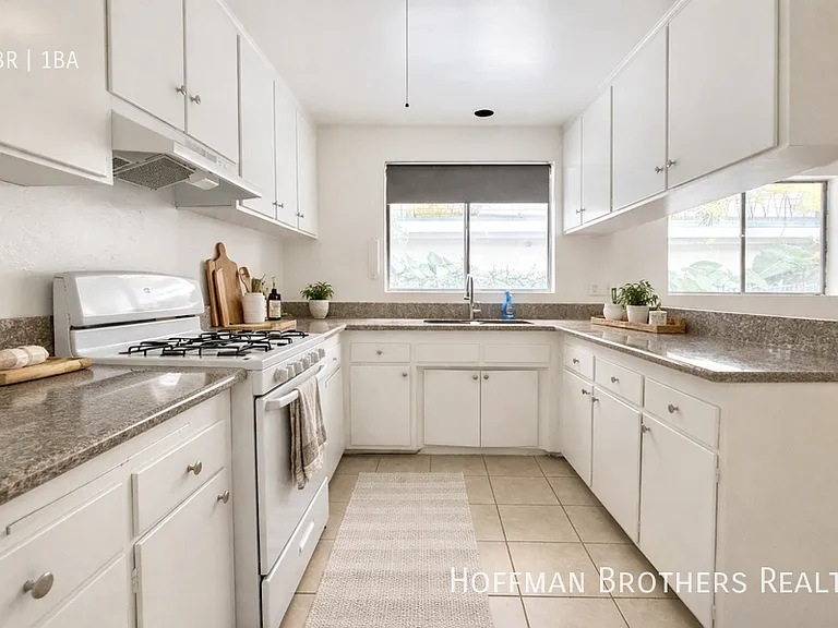 4033 W Sunset Blvd #4 — Photo 2