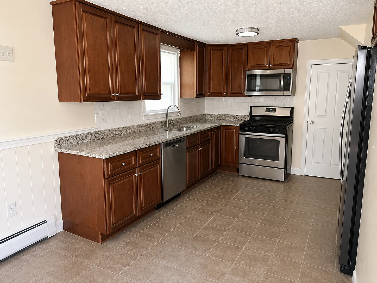 3 bed, 1100 sqft, $3,200 — Photo 3