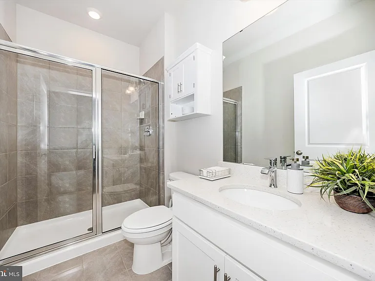 700 Bond St — Photo 16